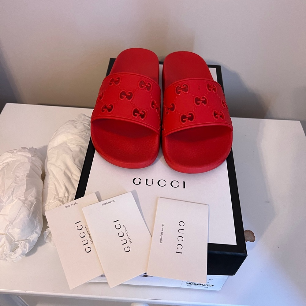 Red Gucci rubber slides. Size US 6. Slightly worn. In excellent condition.